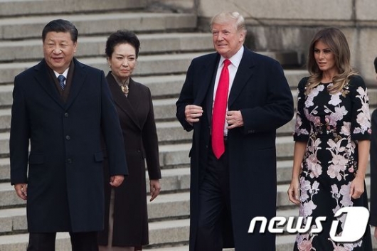 [사진]환영식장의 트럼프 부부와 시진핑 부부