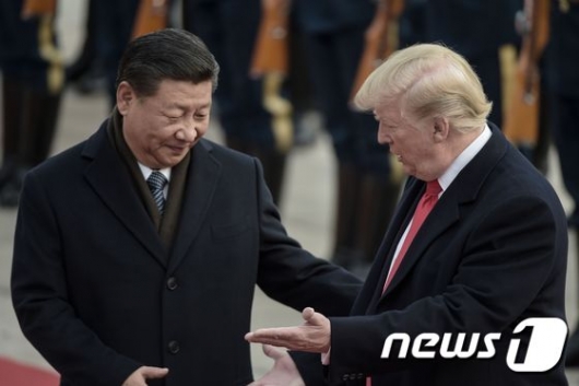 [사진]“시진핑 먼저” 양보하는 트럼프