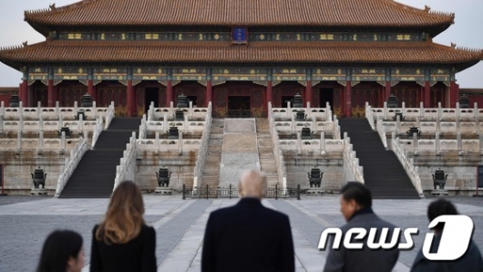 [사진]자금성 바라보는 트럼프 부부와 시진핑 부부