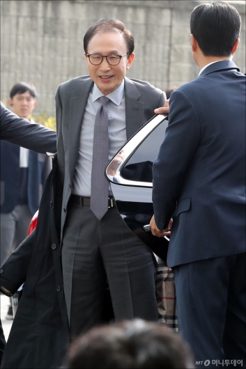[사진]인천공항 도착한 이명박 전 대통령
