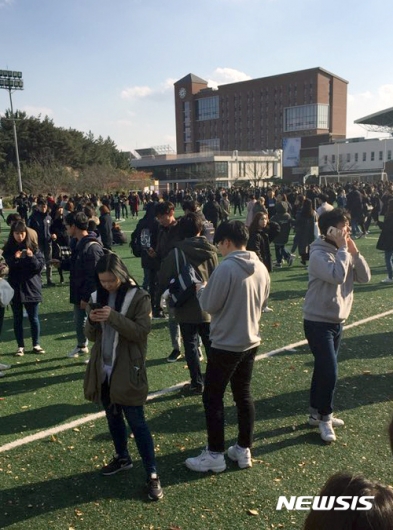 [사진]포항 지진에 놀라 대피하는 학생들