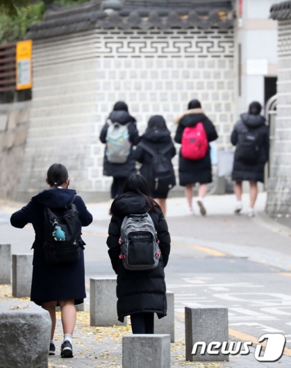 [사진]등교하는 고등학생들