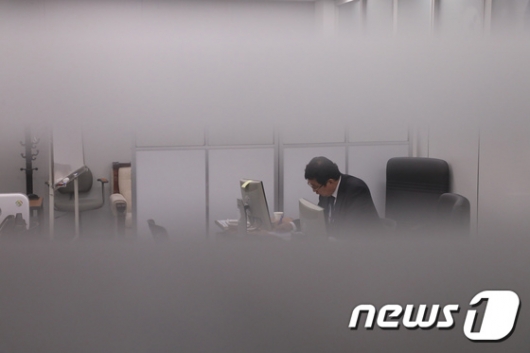 [사진]해수부 감사관실에 앉아 있는 김현태 부본부장