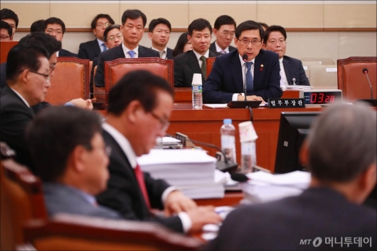 [사진]법사위 전체회의 출석한 박상기 법무장관