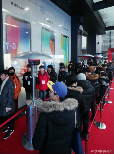 [사진]'아이폰X 기다리는 구매자들'