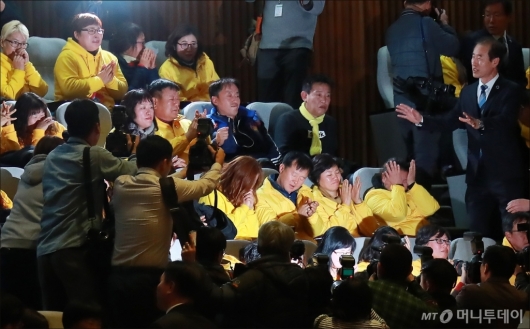 [사진]사회적참사법 가결...기뻐하는 세월호 유가족들