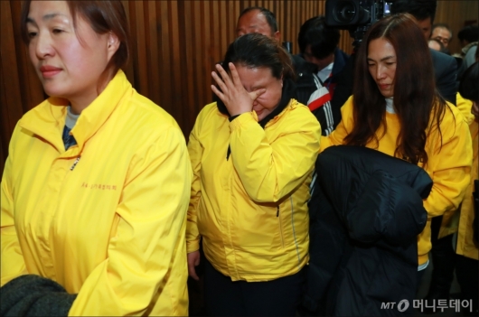 [사진]사회적참사법 가결...눈물 흘리는 세월호 유가족들