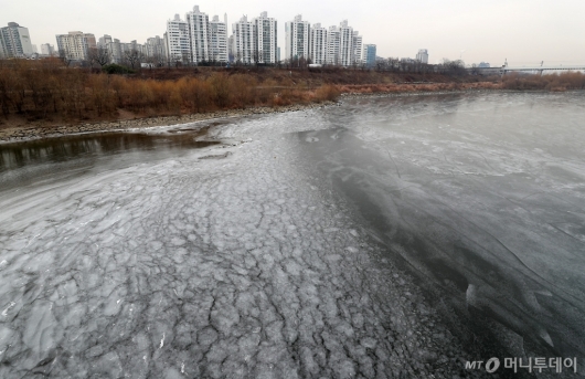 [사진]한강 올겨울 첫 결빙
