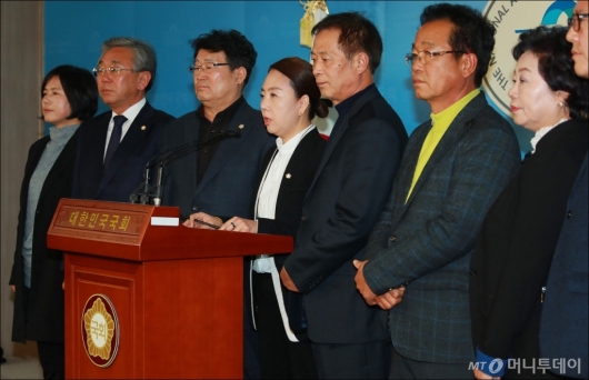 [사진]한국당 화성시 당원 '당무감사, 바른정당 복당파 위한 것'