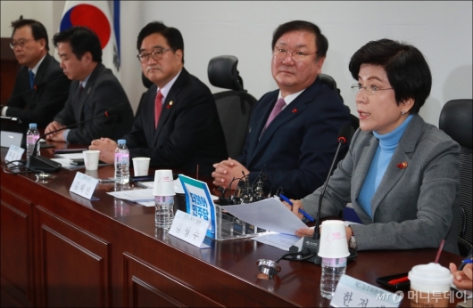 [사진]최저임금 실태 점검 당정 참석한 김영주 장관