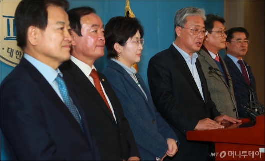 [사진]통합공동선언 비판하는 반대파 의원들