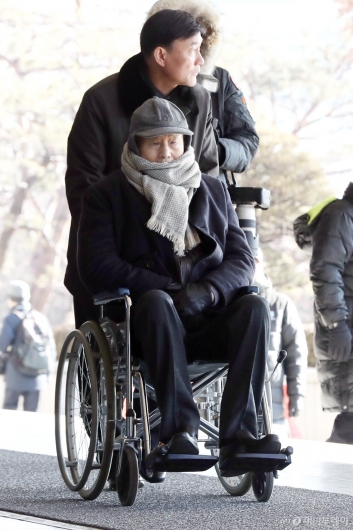 [사진]이상득, 휠체어 타고 검찰 출석