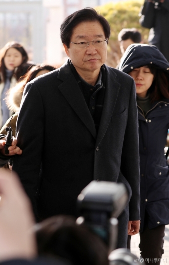 [사진]동부지검 출석하는 김영석 전 장관