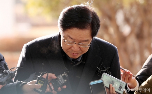 [사진]고개 숙이는 김영석 전 해수부 장관