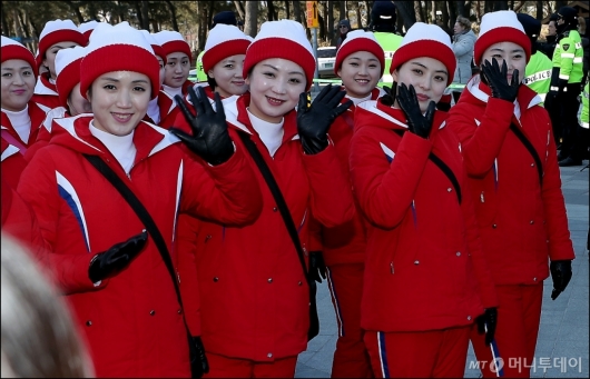 [사진]北 미녀 응원단, '경포해변 구경해요'