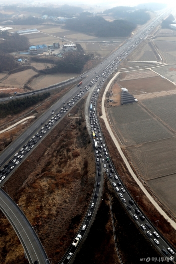 [사진]설연휴 전날 꽉 막힌 고속도로
