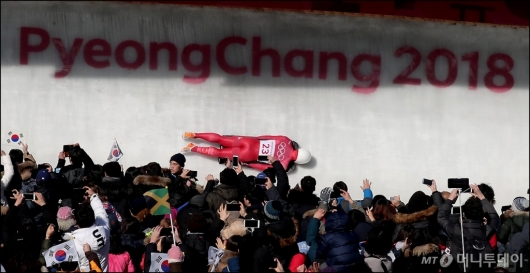 [사진]김지수, '응원 받으며 질주'