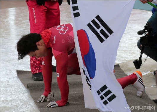 [사진]윤성빈, '국민들께 바치는 금메달 세배'