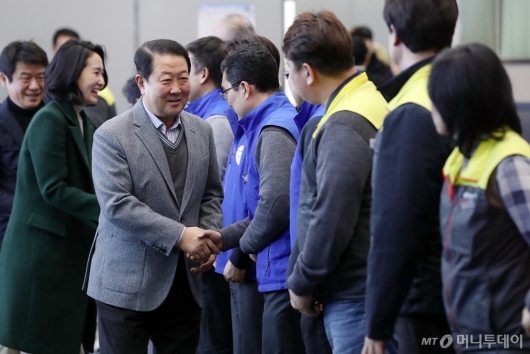 [사진]교통센터 직원들 격려하는 박주선 공동대표