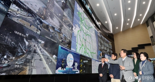 [사진]고속도로 상황 살펴보는 박주선 공동대표
