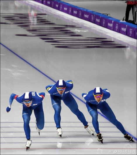 [사진]준준결승 1위로 통과하는 남자 팀추월