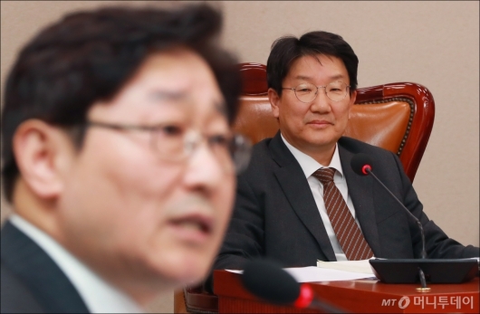 [사진]박범계 의원 쳐다보는 권성동 법사위원장
