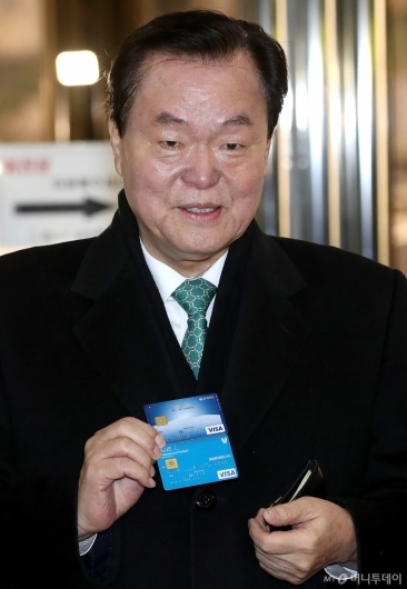 [사진]카드 꺼내며 결백 주장하는 김경재 총재