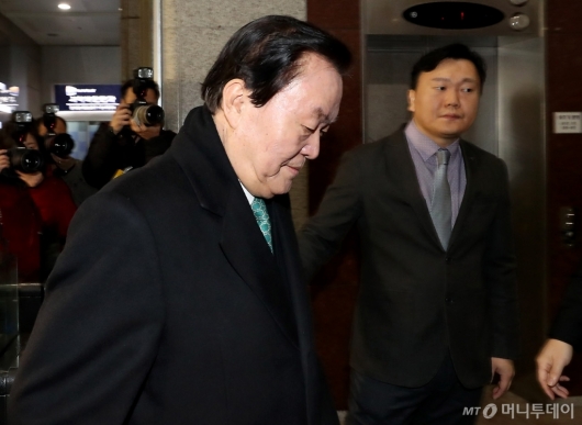 [사진]고개 떨구는 김경재 총재