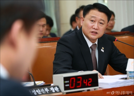 [사진]성추행 수사 상황 답변하는 이철성 경찰청장