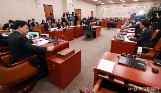 [사진]의사봉 두드리는 권성동 법사위원장