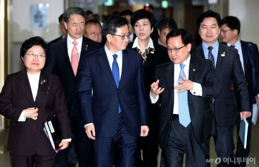 [사진]김동연 부총리, 장관들과 함께 청년 일자리 대책 논의
