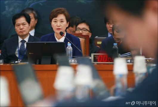 [사진]김현미 "카카오택시 '웃돈' 서비스, 적법성 따질 것"
