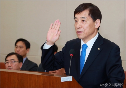 [사진]선서하는 이주열 한국은행 총재
