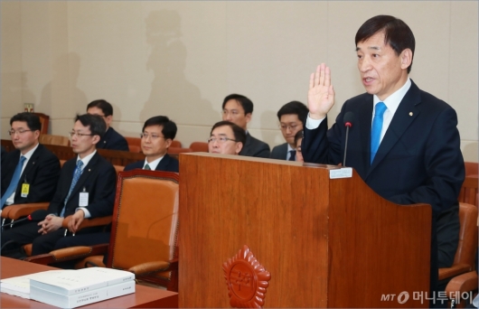 [사진]선서하는 이주열 한국은행 총재