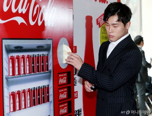 [사진]윤성빈, '어떤 콜라를 마실까?'