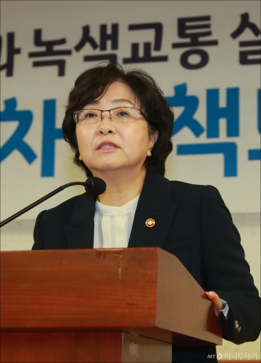 [사진]수소전기차 정책토론회 참석한 김은경 환경부 장관
