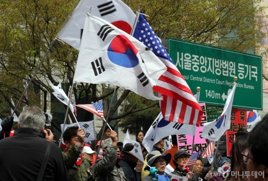 [사진]태극기와 성조기 든 박 전 대통령 지지자들