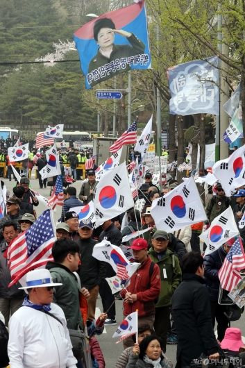 [사진]법원 앞에 모인 박 전 대통령 지지자들