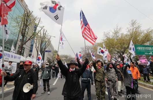 [사진]석방 외치는 박 전 대통령 지지자들