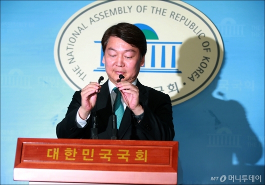[사진]안철수, 김기식 금감원장 관련 기자회견