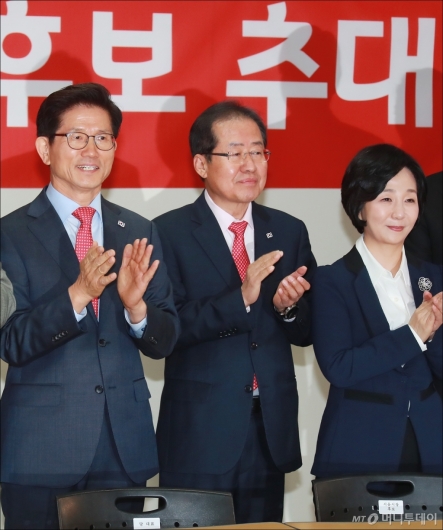 [사진]서울·세종시장 후보 사이에 선 홍준표