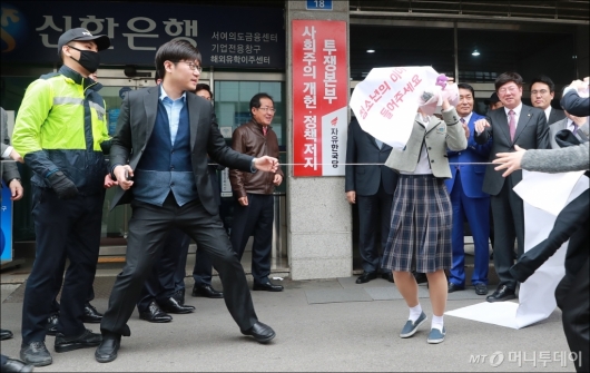 [사진]자유한국당 현판식 중 '18세 선거권 하향' 기습시위