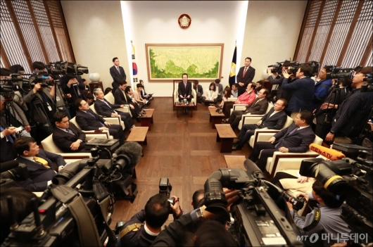 [사진]국회의장-원내대표 회동...5월 국회 정상화 논의