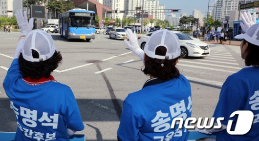 [사진]'출근길 거리 선거운동'