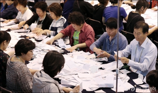 [사진]'투표용지 분류 작업'