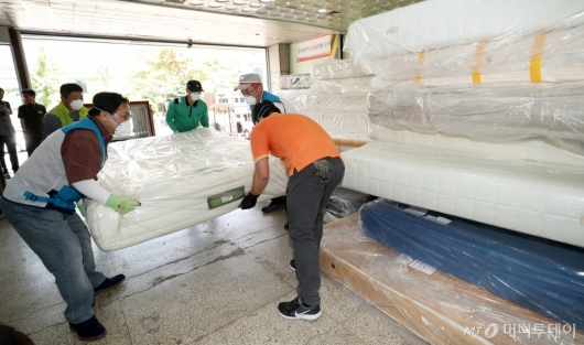 [사진]작업자들과 침대 옮기는 유영민 과기정통부 장관