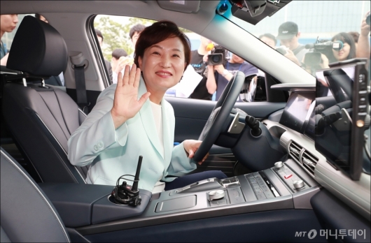 [사진]자율주행차 시승한 김현미 장관