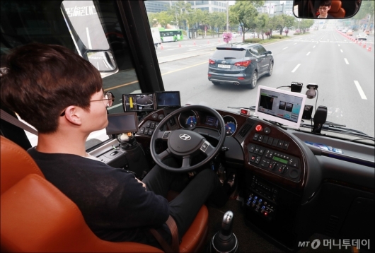 [사진]방해차량 피하는 자율주행버스