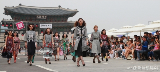 [사진]광화문 차 없는 거리 패션쇼