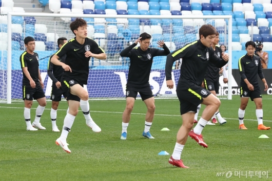 [사진]몸푸는 축구대표팀